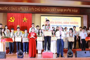 Lãnh đạo UBND tỉnh, Sở GD&ĐT vinh danh em Hoàng Văn Quyền, học sinh giỏi quốc gia năm 2025. (Ảnh: Thành Tâm)