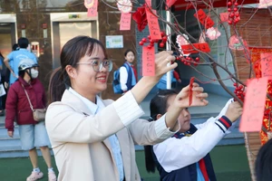 Cô trò Trường Tiểu học và THCS Nguyễn Khuyến, phường Thành Nhất tham gia Hội chợ Xuân 2026.