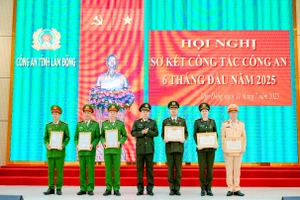 Thiếu tướng Trương Minh Đương - Giám đốc Công an tỉnh Lâm Đồng trao thưởng cho các đơn vị. (Ảnh: NY)