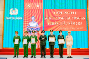 Thiếu tướng Trương Minh Đương - Giám đốc Công an tỉnh Lâm Đồng trao thưởng cho các đơn vị. (Ảnh: NY)