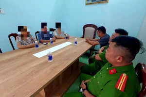 Lực lượng công an làm việc với gia đình nạn nhân. (Ảnh: SĐ)