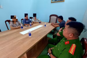 Lực lượng công an làm việc với gia đình nạn nhân. (Ảnh: SĐ)