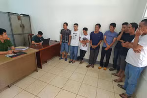 Cơ quan chức năng làm việc với nhóm tổ chức cá độ EURO 2024. (Ảnh: SĐ).