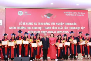 Tặng Giấy khen cho học sinh xuất sắc. (Ảnh: Thành Tâm)
