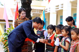 Bí thư Tỉnh ủy Lâm Đồng Y Thanh Hà Niê Kđăm trao học bổng cho các em học sinh có hoàn cảnh khó khăn.