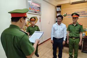 Công an tỉnh Phú Yên thi hành lệnh bắt tạm giam ông Trần Kim Quyên. (Ảnh: Công an Phú Yên)