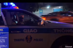Xe CSGT chở sản phụ đến bệnh viện. (Ảnh chụp từ clip)