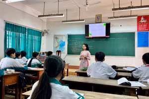 Giáo viên 1 trường học tại TP Buôn Ma Thuột, tỉnh Đắk Lắk. (Ảnh: TT)