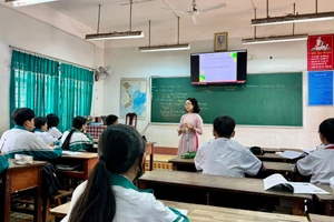 Giáo viên 1 trường học tại TP Buôn Ma Thuột, tỉnh Đắk Lắk. (Ảnh: TT)