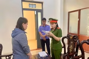 Cơ quan chức năng công bố các quyết định tố tụng trong vụ án. (Ảnh: AN)