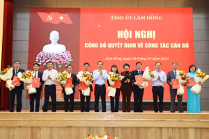 Tỉnh ủy Lâm Đồng công bố các quyết định về công tác cán bộ chiều 28/2. (Ảnh: PT)