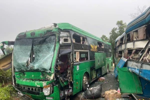 Hai xe khách đối đầu trên quốc lộ 14, nhiều người bị thương