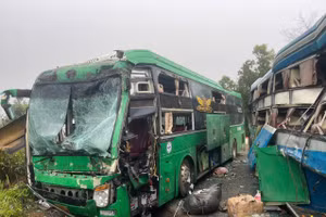 Hai xe khách đối đầu trên quốc lộ 14, nhiều người bị thương