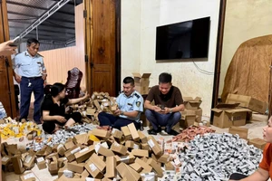 Hơn 3.300 hộp mỹ phẩm không rõ nguồn gốc chuẩn bị bán ra thị trường. (Ảnh: TT)