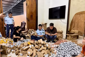 Hơn 3.300 hộp mỹ phẩm không rõ nguồn gốc chuẩn bị bán ra thị trường. (Ảnh: TT)