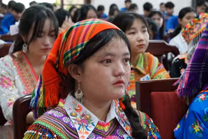 Học sinh THPT có hoàn cảnh khó khăn tại Đắk Nông được tiếp sức đến trường. (Ảnh: ĐL)