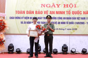 Lãnh đạo Trường Đại học Tây Nguyên nhận Bằng khen của Bộ Công an. (Ảnh: TT)