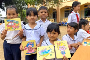 Niềm vui của học sinh tiểu học khi tham dự hoạt động vẽ tranh do CLB Sinh viên 5 tốt tổ chức. (Ảnh: TT)