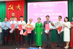 Ban Giám đốc Sở GD&ĐT trao các quyết định điều động, bổ nhiệm cán bộ quản lý.