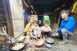 Anh Hoàng Vĩnh Hải - Bí thư Chi đoàn buôn Ea Rớt đến nhà tuyên truyền, vận động người dân ra lớp học chữ. (Ảnh: TT)
