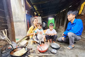 Anh Hoàng Vĩnh Hải - Bí thư Chi đoàn buôn Ea Rớt đến nhà tuyên truyền, vận động người dân ra lớp học chữ. (Ảnh: TT)