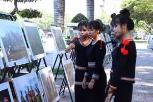 Mỗi bức ảnh là một “Sắc màu dân tộc”. (Ảnh: TH).