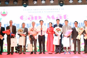 Bí thư Tỉnh ủy Đắk Lắk và Giám đốc Sở GD&ĐT tặng hoa chúc mừng các Nhà giáo Ưu tú. (Ảnh: TT)