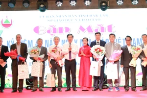 Bí thư Tỉnh ủy Đắk Lắk và Giám đốc Sở GD&ĐT tặng hoa chúc mừng các Nhà giáo Ưu tú. (Ảnh: TT)