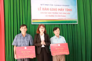 Quỹ Thiện tâm bàn giao máy tính cho đại diện các trường học vùng khó ở Đắk Lắk. (Ảnh: Thành Tâm)