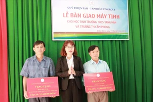 Quỹ Thiện tâm bàn giao máy tính cho đại diện các trường học vùng khó ở Đắk Lắk. (Ảnh: Thành Tâm)