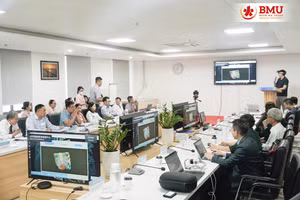 Đại diện Công ty IntelliGen Technology giới thiệu về ứng dụng thực tế ảo (VR). (Ảnh: TQ)