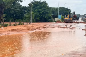 Cát đỏ tràn xuống mặt đường quốc lộ 1A đoạn qua xã Lương Sơn, tỉnh Lâm Đồng. (Ảnh: QT)