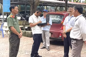 Tổ nghiệp vụ thực hiện rà sóng lạ tại điểm thi thuộc TP Buôn Ma Thuột. (Ảnh: TT)