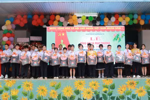 Đại diện iSMART Đắk Lắk trao quà cho học sinh. (Ảnh: QC)