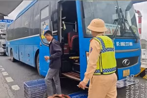 Lực lượng Cảnh sát giao thông dừng xe khách để kiểm tra.