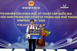 Hai học sinh đến từ Trường Tiểu học, THCS và THPT Hoàng Việt đoạt giải Nhì cấp quốc gia. (Ảnh: CVP)