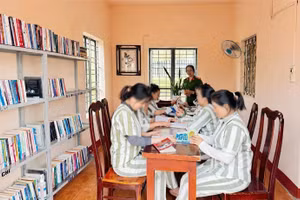 Góc thư viện nhỏ ở Trại Tạm giam số 1, đều đặn đón nhận những "bạn đọc" đặc biệt vào mỗi buổi chiều.