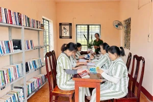 Góc thư viện nhỏ ở Trại Tạm giam số 1, đều đặn đón nhận những "bạn đọc" đặc biệt vào mỗi buổi chiều.