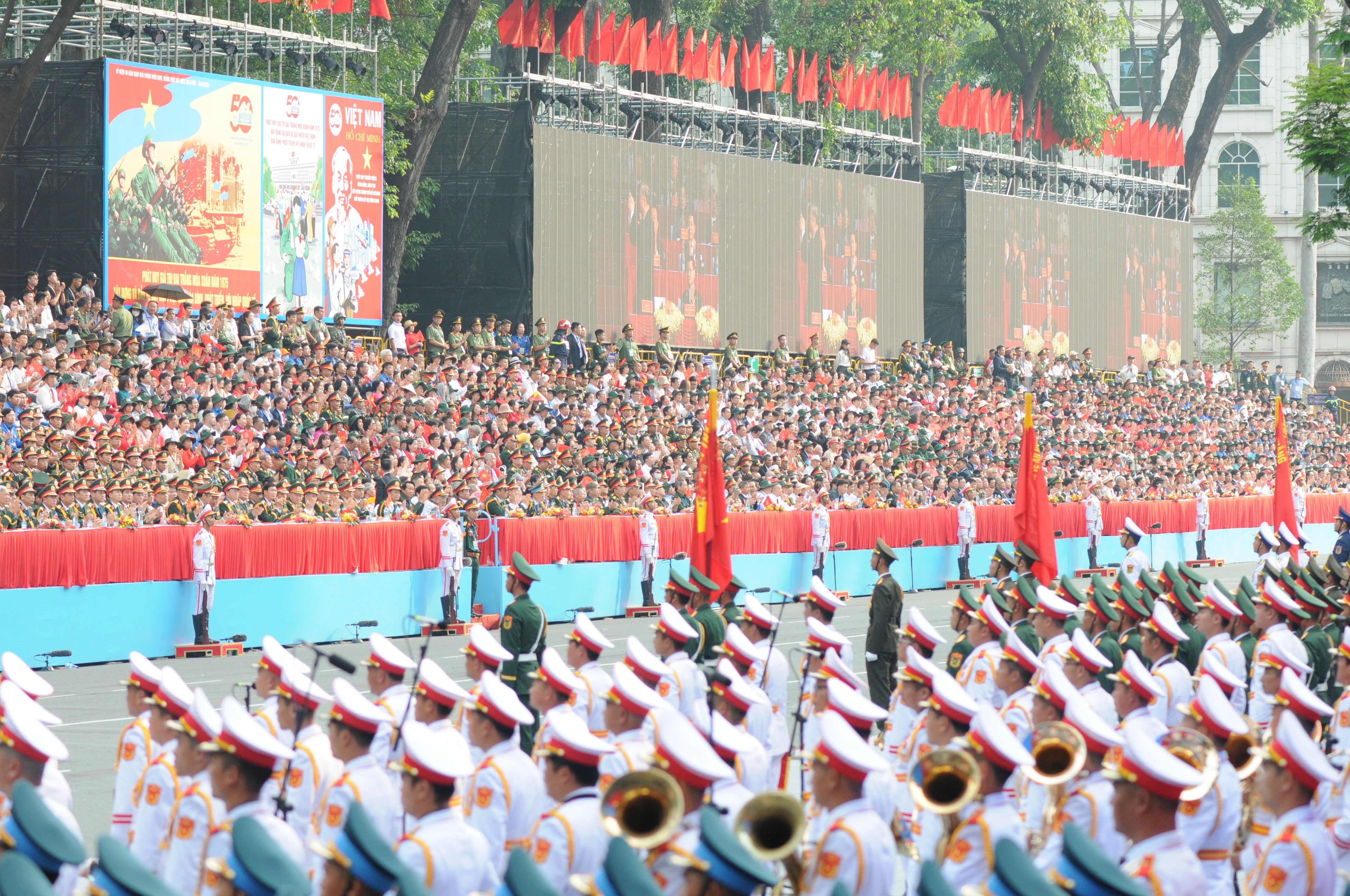 Không gian tại lễ đài kỷ niệm 50 năm Ngày Giải phóng miền Nam, thống nhất đất nước. dsc-6722.jpg