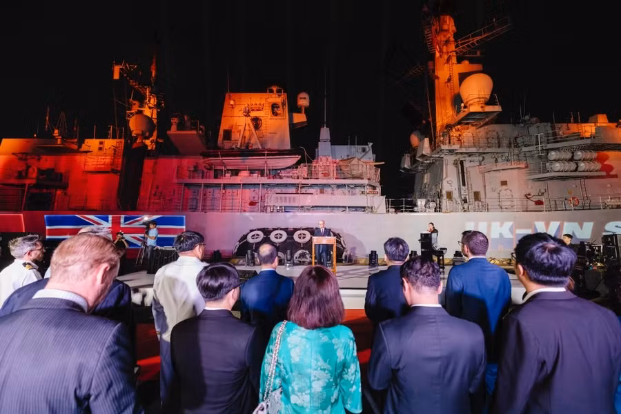 Tàu HMS Richmond của Hải quân Anh thăm Việt Nam