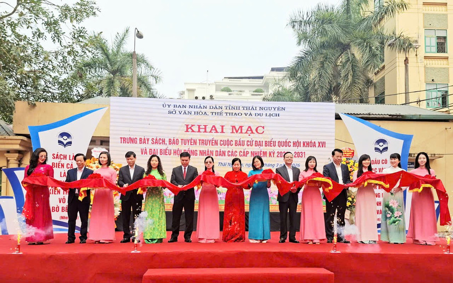 Đại diện lãnh đạo tỉnh và đại biểu cắt băng khai mạc trưng bày. 