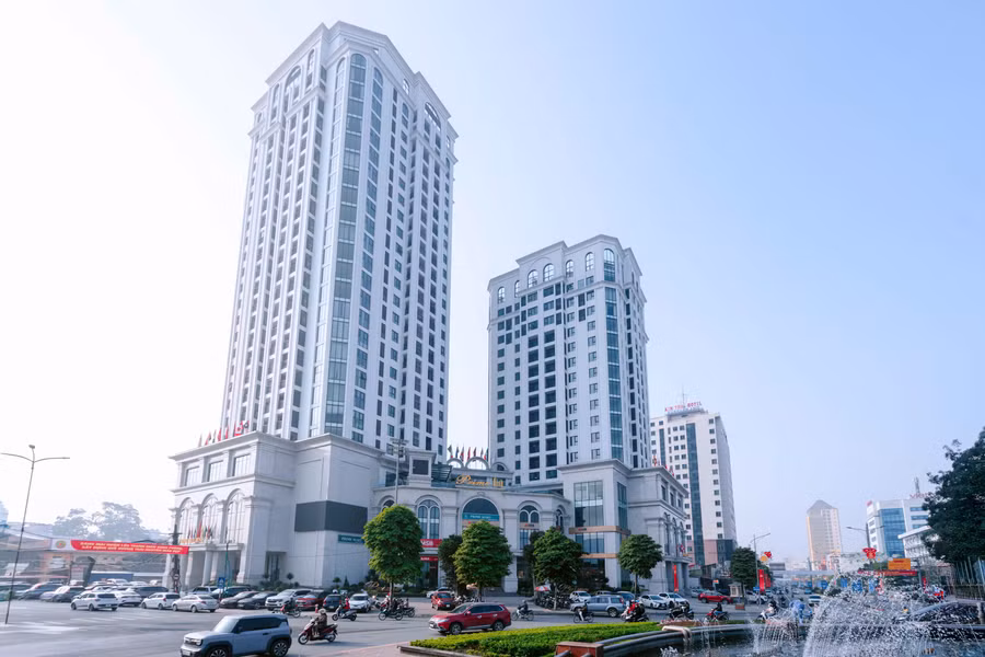 Prime Hotel - dấu ấn kiến trúc nổi bật tại trung tâm Thái Nguyên, tọa lạc tại đường tròn trung tâm sôi động, thuận tiện kết nối mọi điểm đến.