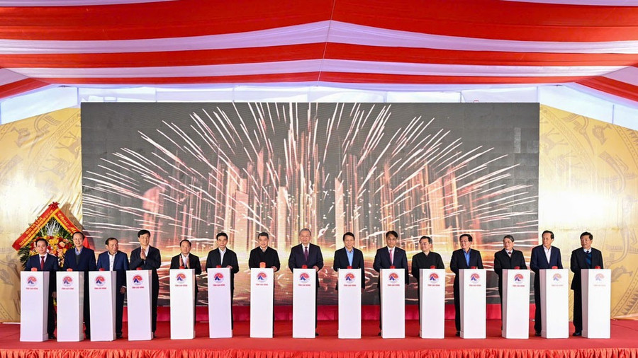 Tổng Bí thư Tô Lâm và các đại biểu ấn nút khởi công xây dựng công trình.