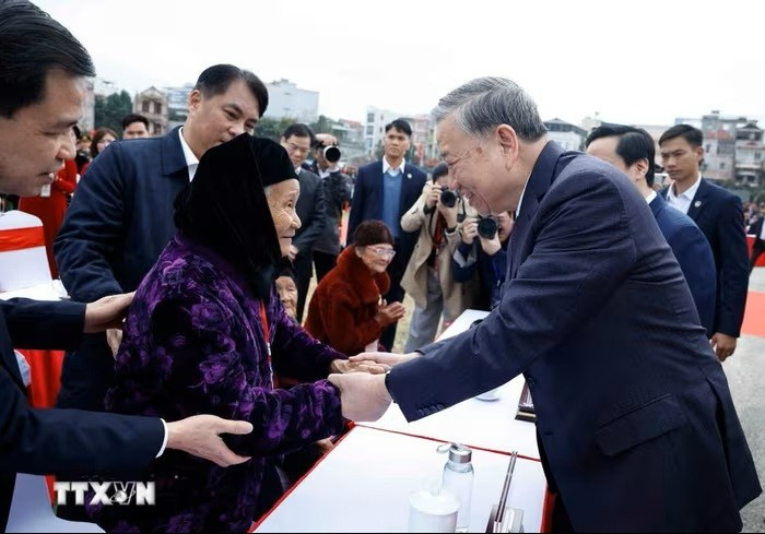 Tổng Bí thư Tô Lâm hỏi thăm nhân dân các dân tộc tỉnh Cao Bằng. (Ảnh: Thống Nhất/TTXVN)