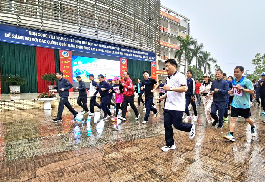 Đại biểu tham gia chạy phát động tại Lễ khai mạc.