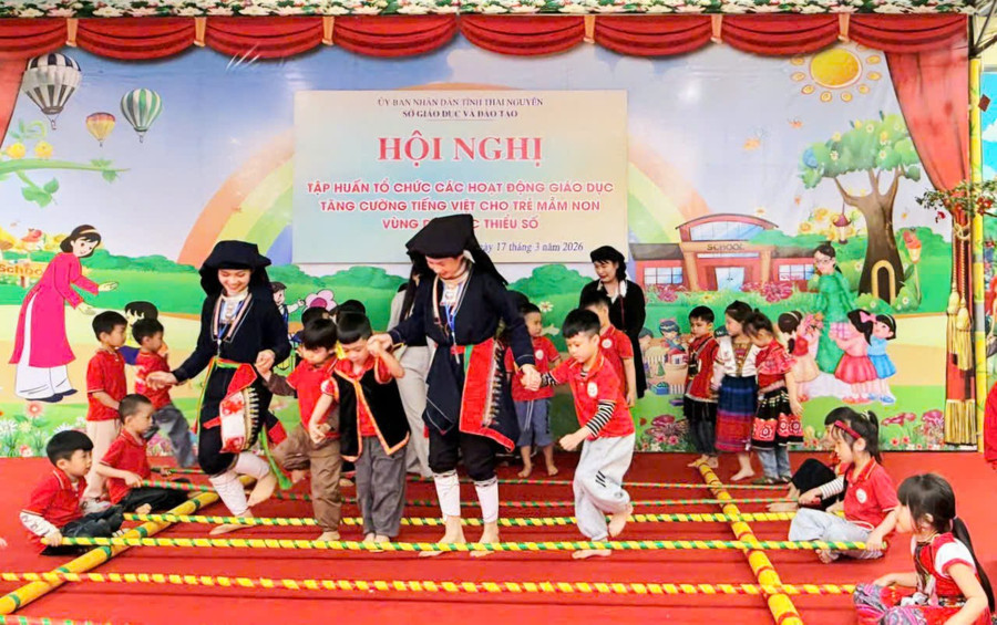 Cô và trò hào hứng với hoạt động giàu giá trị giáo dục về bản sắc văn hóa tại chương trình tập huấn.