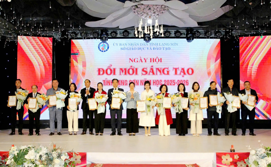 Lãnh đạo Sở GD&ĐT Lạng Sơn chúc mừng các đơn vị tham gia Ngày hội đổi mới sáng tạo.