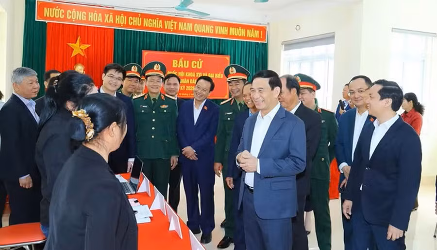 Đại tướng Phan Văn Giang kiểm tra công tác chuẩn bị tại các điểm bầu cử. (Ảnh: Bộ Quốc phòng)