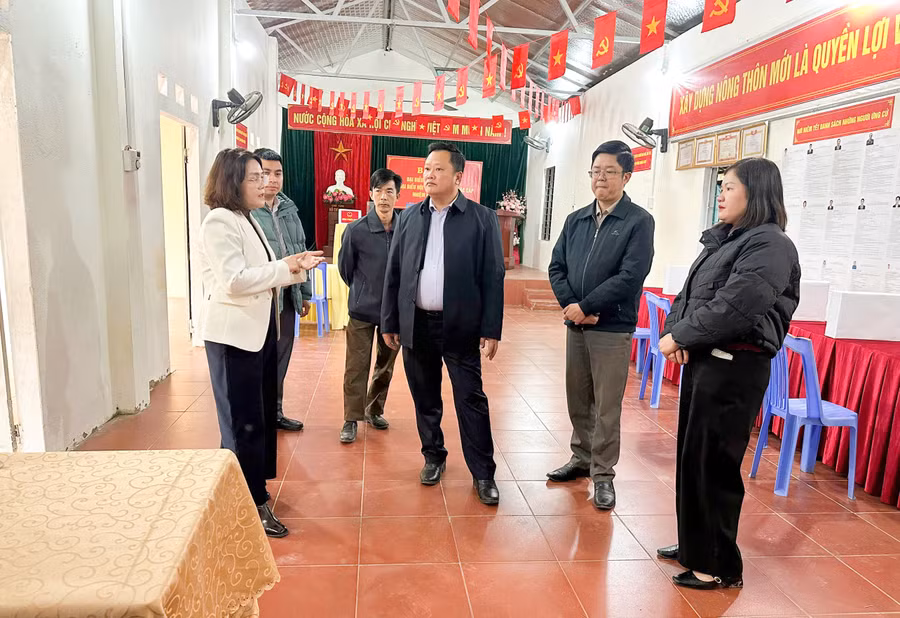 Giám đốc Sở Giáo dục và Đào tạo tỉnh Cao Bằng Nguyễn Ngọc Thư (ngoài cùng bên trái) nắm tình hình chuẩn bị bầu cử tại xã Nam Tuấn.