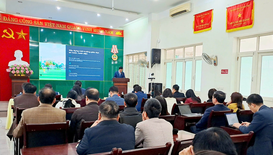 Hội nghị trực tiếp tại điểm cầu Sở GD&ĐT Thái Nguyên được kết nối trực tuyến đến điểm cầu 92 xã/phường trên toàn tỉnh.